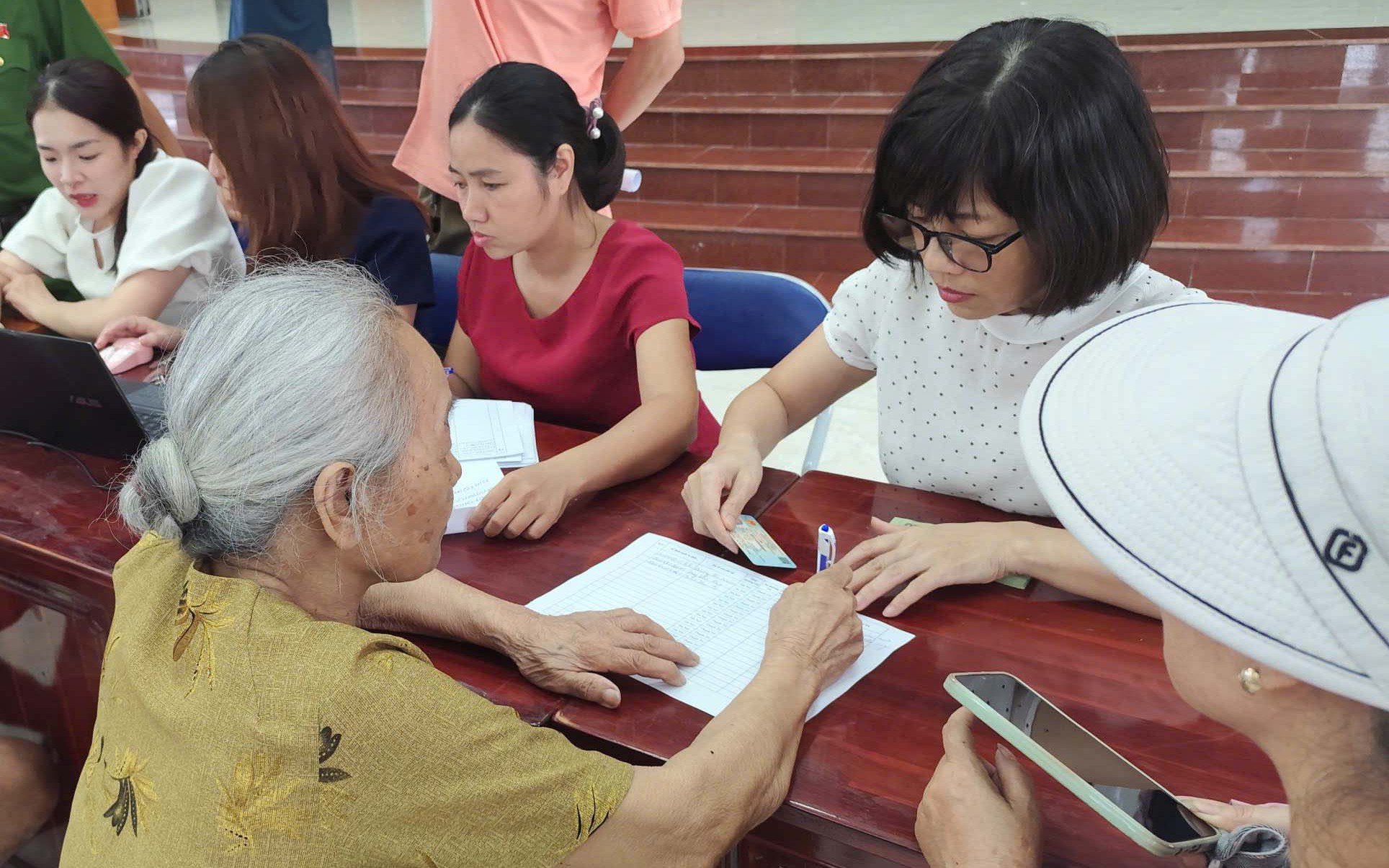 Người dân xã Thanh Trì làm thủ tục nhận tiền nhân Tết Độc lập