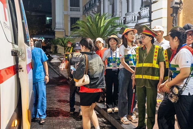 Đội ngũ y tế kịp thời hỗ trợ người dân gặp vấn đề sức khỏe khi tham dự đại lễ- Ảnh 3.