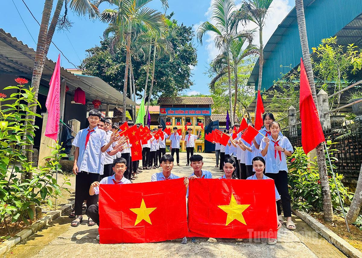 Schüler der Vinh Quang Secondary School in der Gemeinde Kim Binh feiern den Nationalfeiertag am 2. September mit leuchtend roten Flaggen mit gelben Sternen.