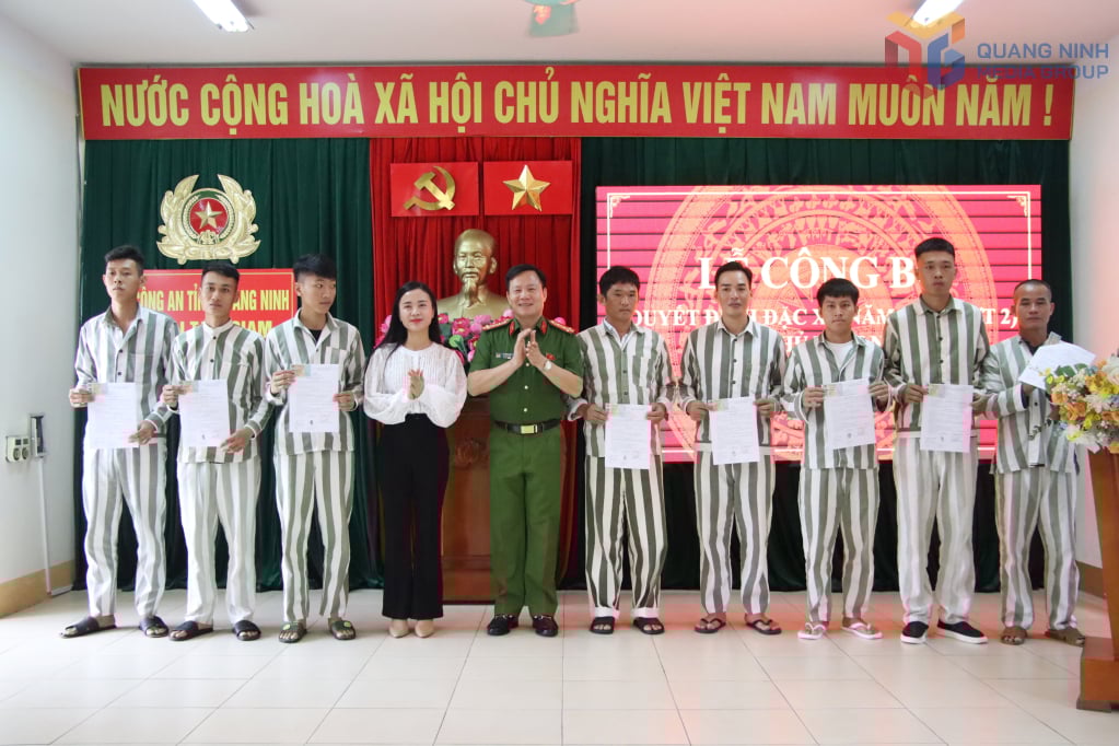 Oberst Le Hong Van, stellvertretender Direktor der Provinzpolizei, und Genosse Nguyen Phuong Thao, stellvertretender Vorsitzender des Provinzkomitees der Vaterländischen Front und Sekretär der Jugendunion der Provinz Quang Ninh, überreichten den Gefangenen den Amnestiebeschluss.