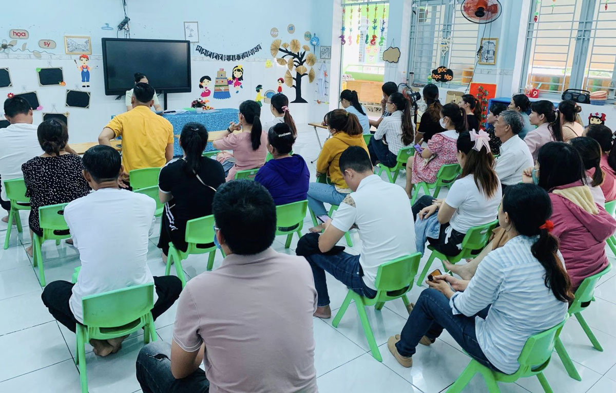 ការប្រជុំឪពុកម្តាយ-គ្រូ។ រូបថតគំនូរ