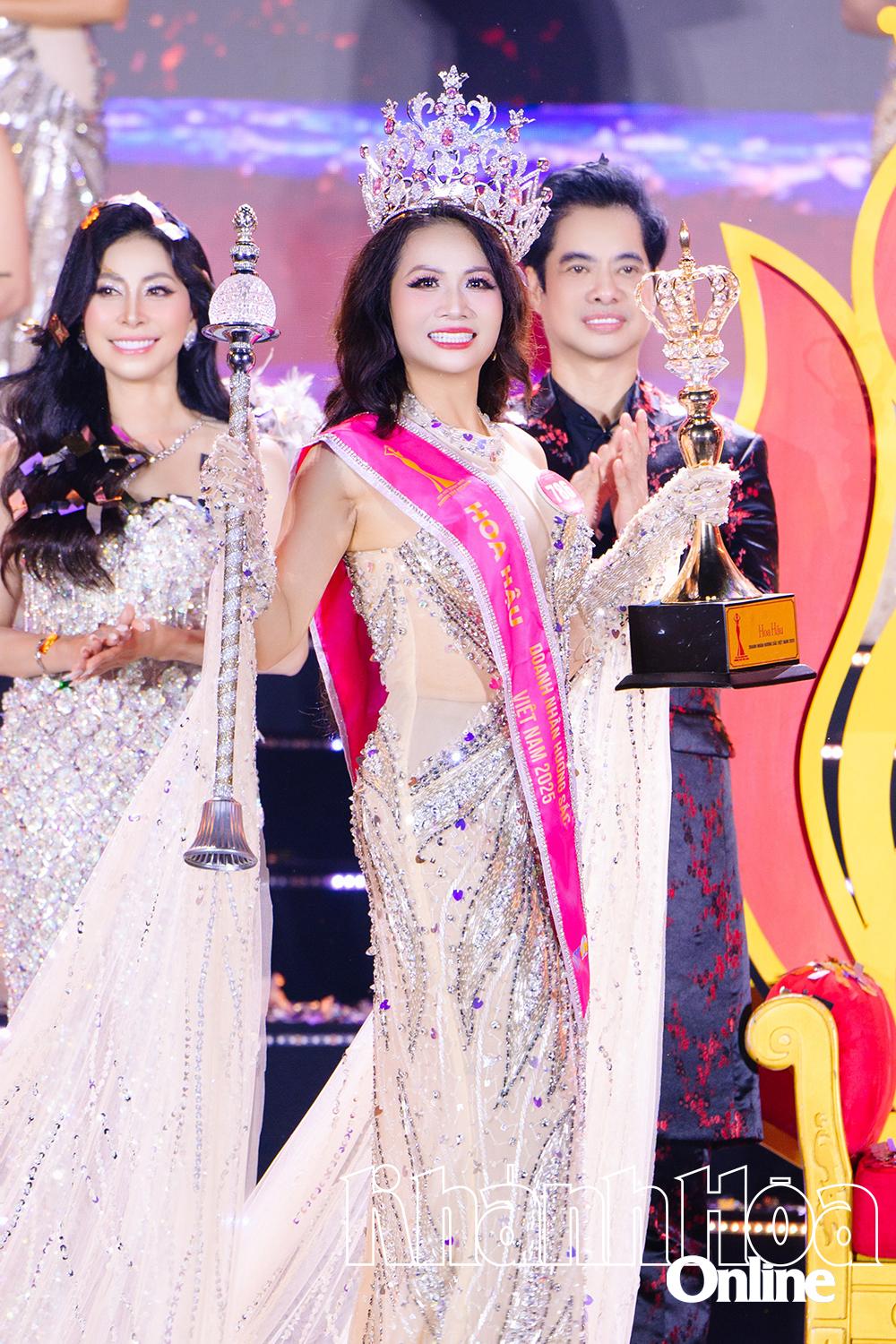 បេក្ខនារី Doan Thi Minh Toan បានឈ្នះមកុដ Miss Vietnam Businesswoman 2025។