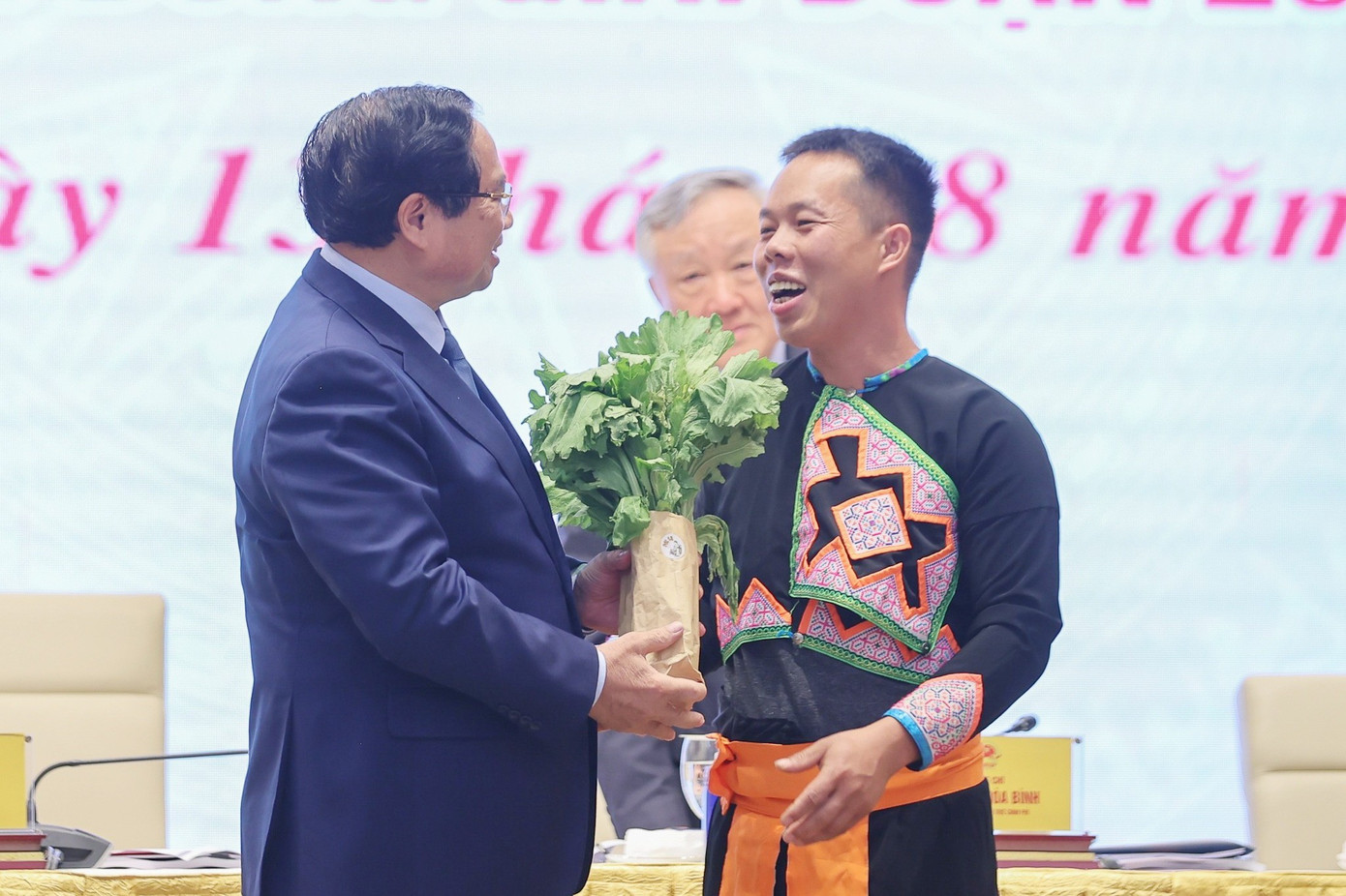 Vừ Pát Ly tặng Thủ tướng Chính Phủ Phạm Minh Chính sản phẩm rau hữu cơ của mình