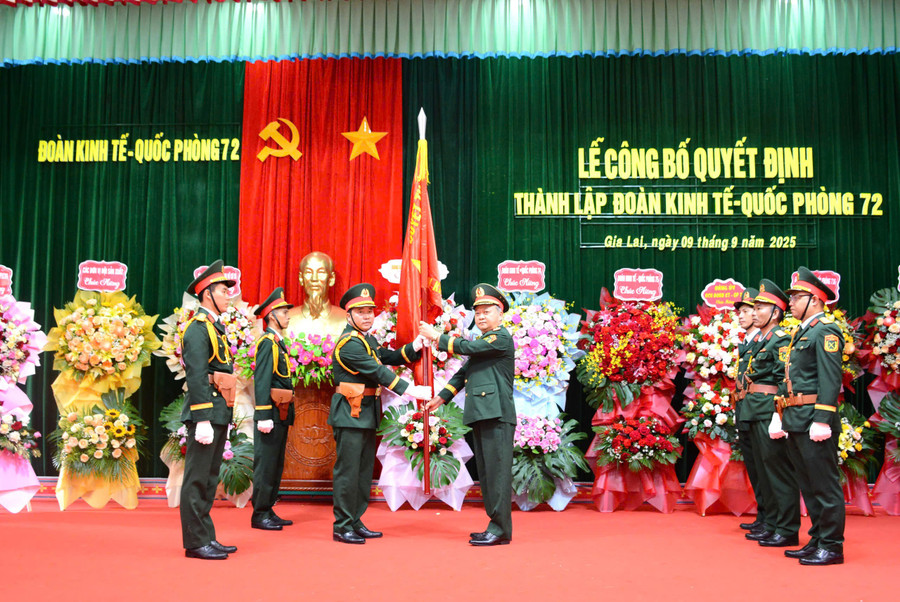 3-thieu-tuong-hoang-van-sy-tu-lenh-binh-doan-15-trao-quan-ky-quyet-thang-cho-doan-kt-qp-72.jpg
