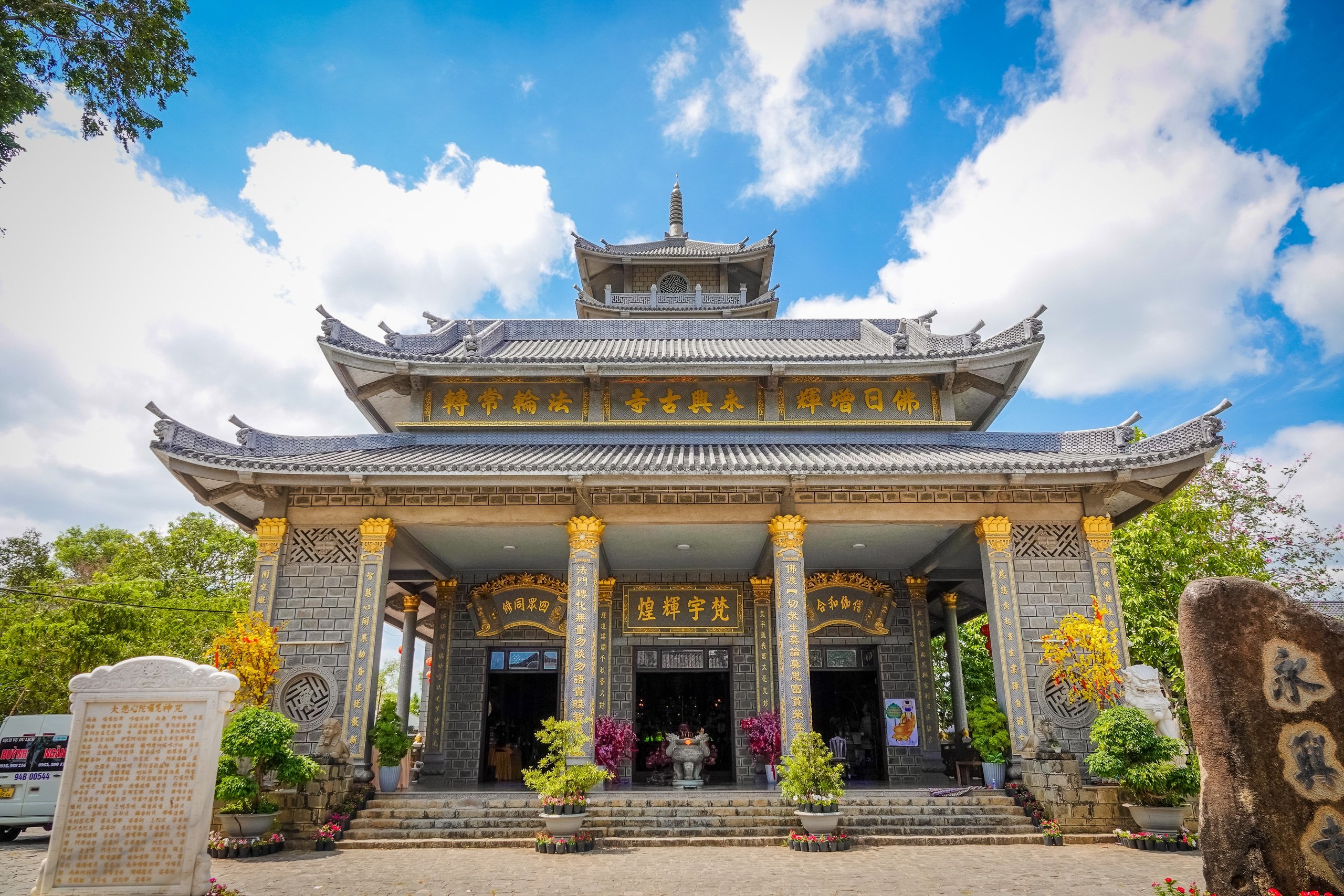 Ngôi chùa 'độc nhất miền Tây' xây dựng từ hàng chục ngàn viên đá nguyên khối- Ảnh 1.