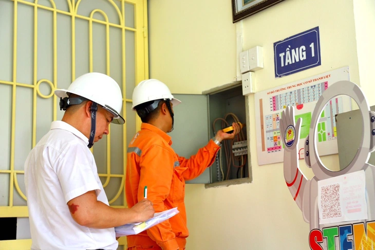 Vì sao áp giá điện hai thành phần nếu dùng từ 200.000 kWh/tháng? - Ảnh 1.
