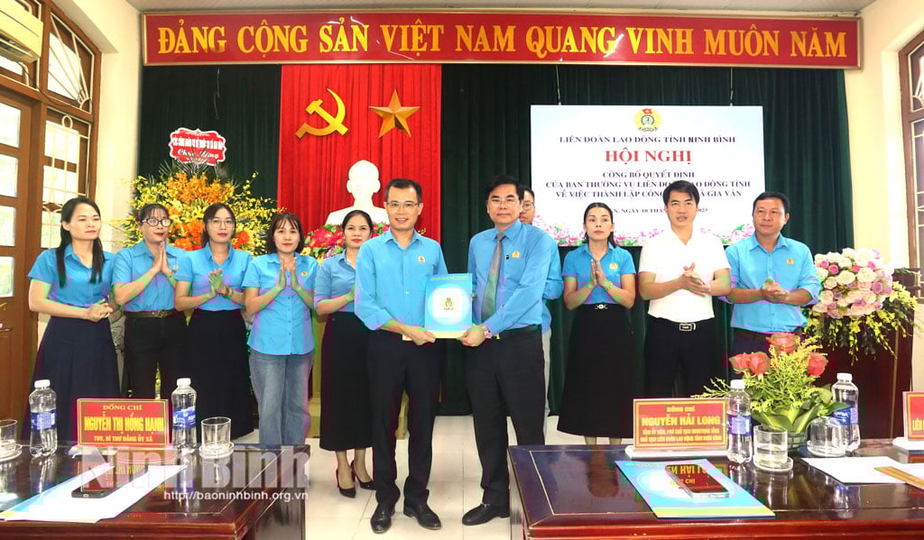 សមមិត្ត Nguyen Hai Long សមាជិកគណៈកម្មាធិការបក្សខេត្ត អនុប្រធានគណៈកម្មាធិការរណសិរ្សមាតុភូមិវៀតណាមខេត្ត ប្រធានសហព័ន្ធការងារខេត្ត បានធ្វើបទបង្ហាញអំពីសេចក្តីសម្រេចបង្កើតគណៈកម្មាធិការប្រតិបត្តិនៃសម្ព័ន្ធសហជីពឃុំ Gia Van។