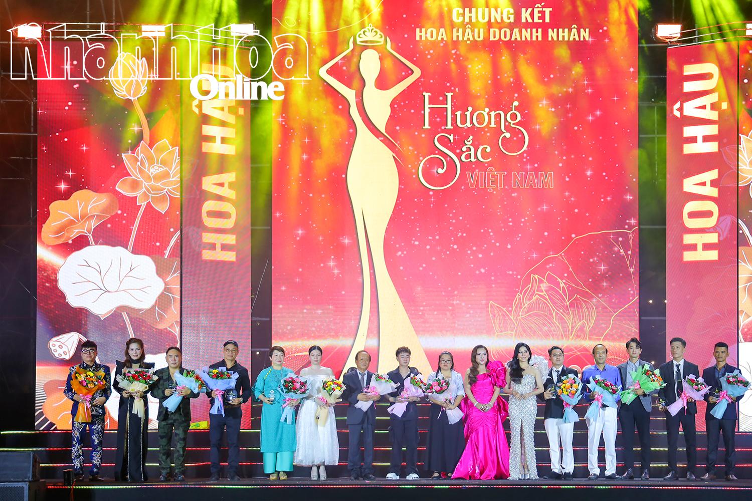 តំណាង​គណៈកម្មការ​រៀបចំ​ការ​ជូន​ផ្កា និង​ពែង​អនុស្សាវរីយ៍​ដល់​ម្ចាស់​ឧបត្ថម្ភ​ការ​ប្រកួត។