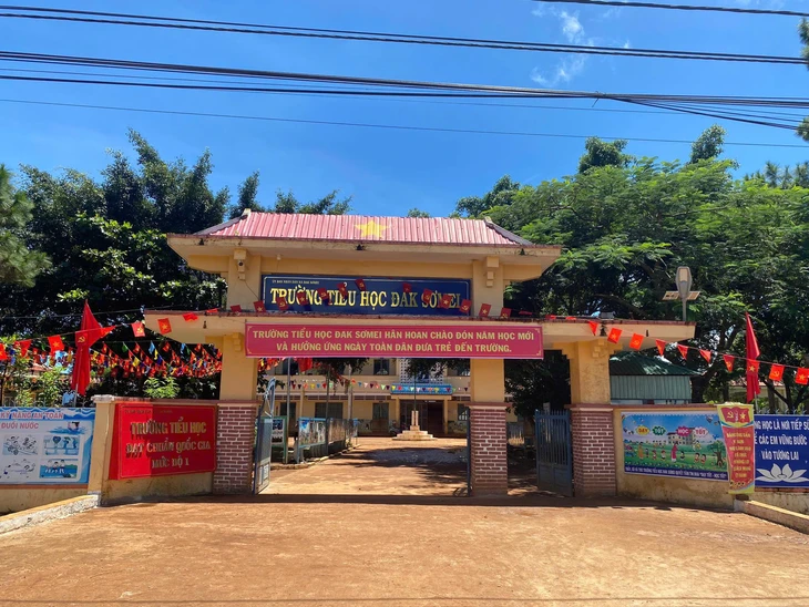 Học trò thiếu sách, thầy hiệu trưởng lên mạng 'xin' ngay 300 bộ- Ảnh 1.