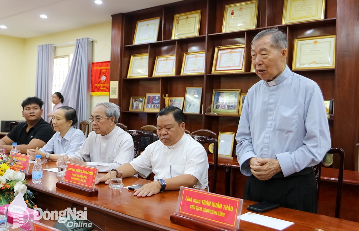 លោកឪពុក Tran Xuan Thao ប្រធានគណៈកម្មាធិការសាមគ្គីកាតូលិកវៀតណាមប្រចាំខេត្ត Dong Nai តំណាងគណៈប្រតិភូកាតូលិកនៃខេត្តបាននិយាយមុនពេលចាកចេញទៅសមាជត្រាប់តាម។ រូបថត៖ Van Truyen 