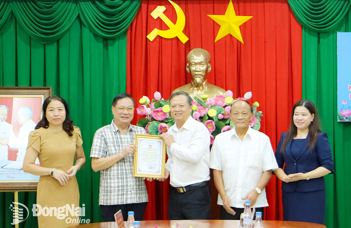 អនុប្រធានគណៈកម្មាធិការមជ្ឈិមរណសិរ្សមាតុភូមិវៀតណាមខេត្ត Dong Nai លោក Nguyen Tan Phu អញ្ជើញប្រគល់ប័ណ្ណសរសើរចំពោះសម្ព័ន្ធសហករណ៍សេវាកសិកម្មទូទៅ Dong Nai។ រូបថត៖ Van Truyen 