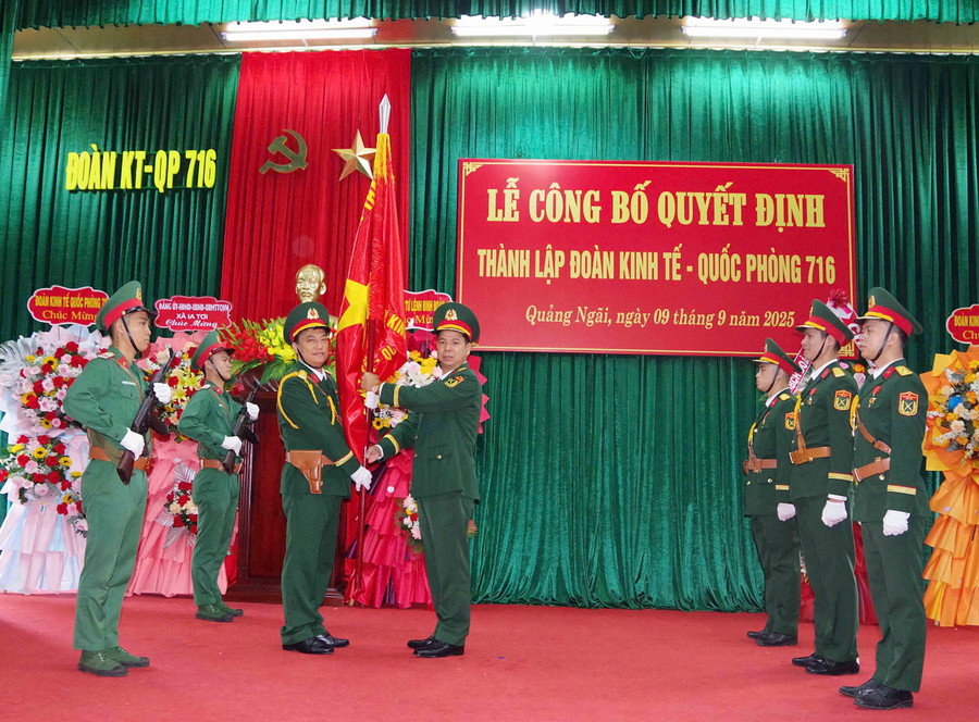 6-dai-ta-khuat-ba-cao-bi-thu-dang-uy-pho-tu-lenh-binh-doan-15-trao-quan-ky-quyet-thang-cho-doan-kt-qp-716.jpg