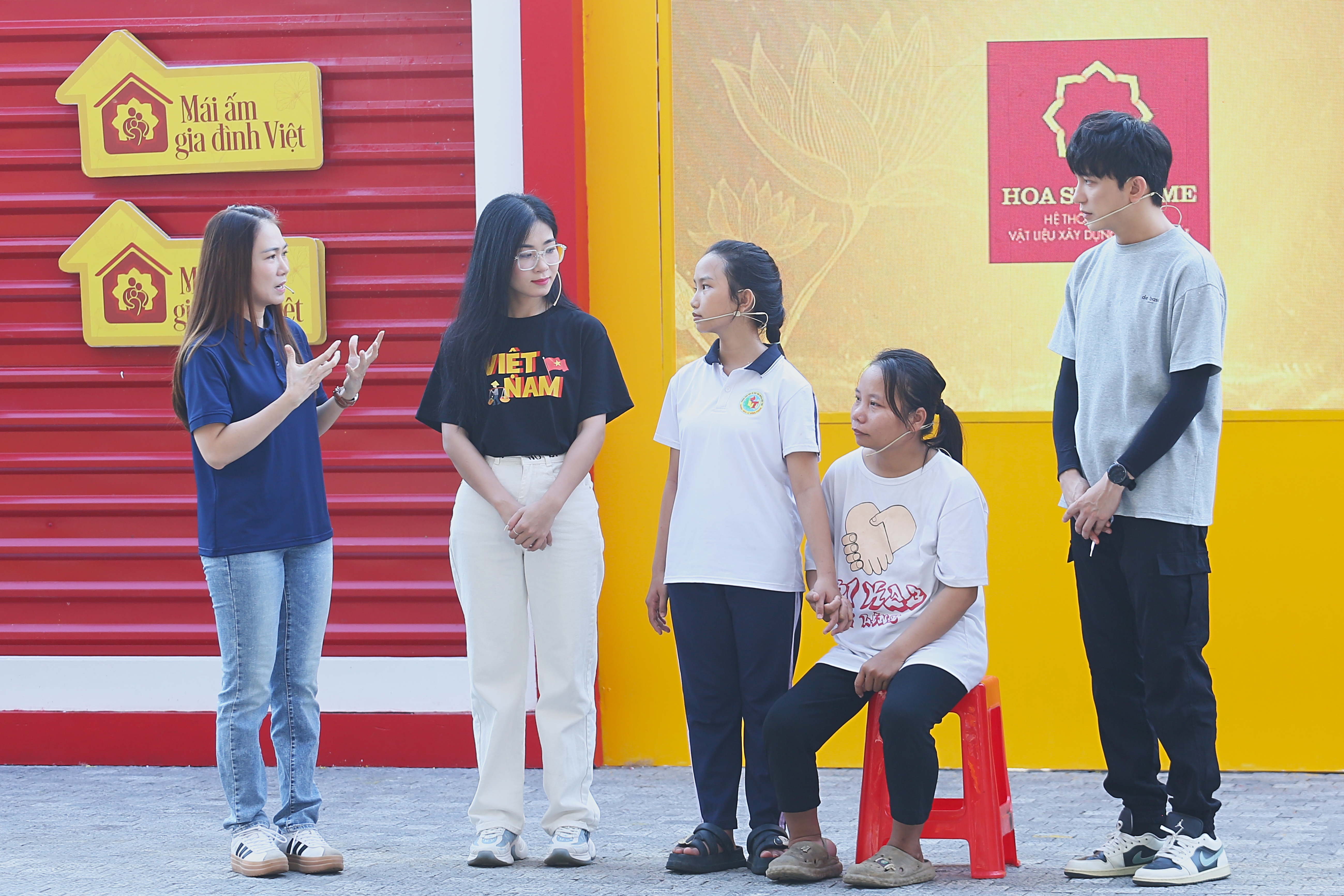 មីងពិការរបស់នាងនៅតែតាំងចិត្តមើលថែ Quynh Chi បើទោះបីជាមានការលំបាកផ្នែកសេដ្ឋកិច្ច និងគ្រួសារជាច្រើនក៏ដោយ។