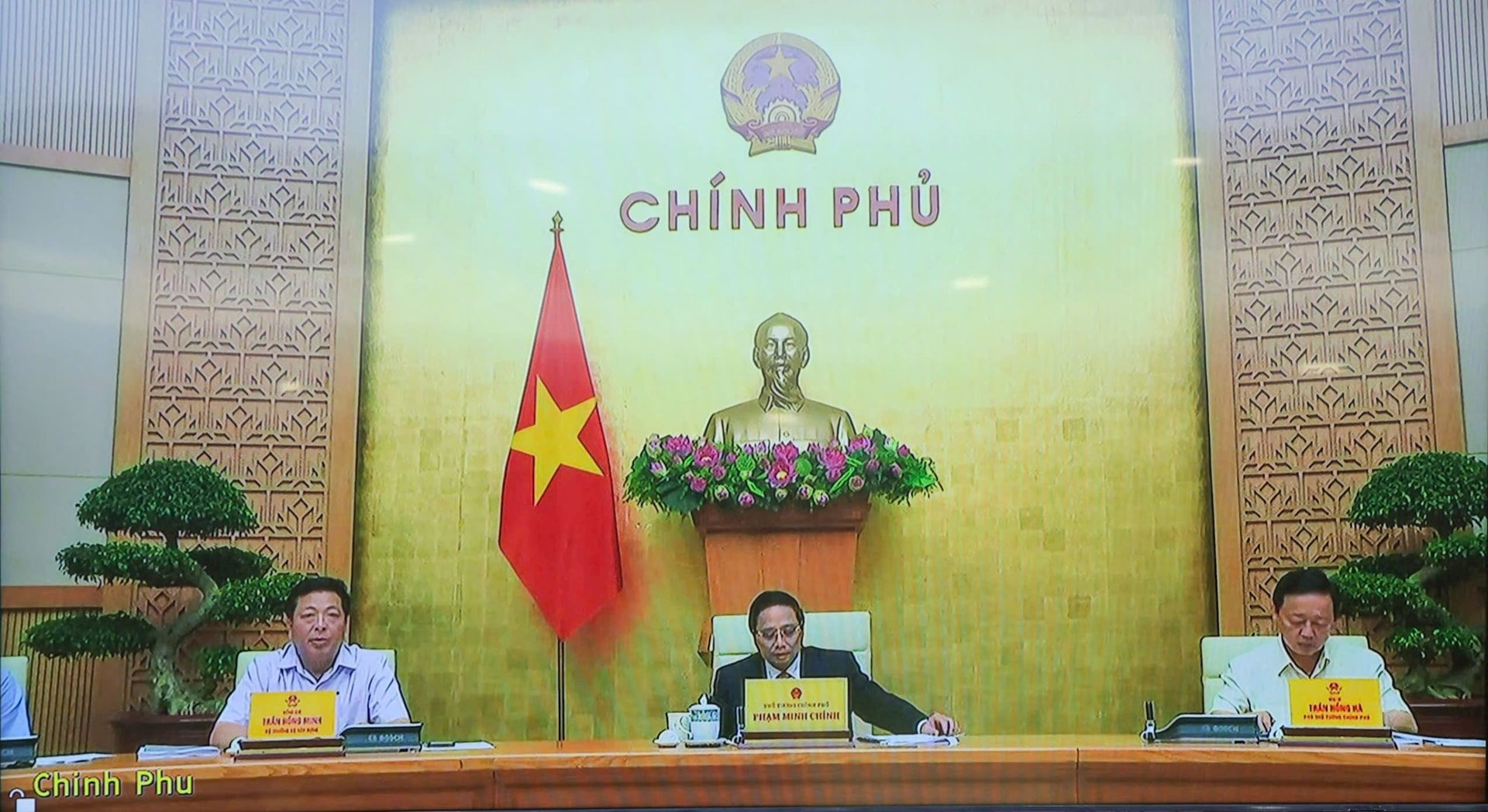 នាយករដ្ឋមន្ត្រី Pham Minh Chinh និងឧបនាយករដ្ឋមន្ត្រី Tran Hong Ha រដ្ឋមន្ត្រីក្រសួងសំណង់បានធ្វើជាប្រធានកិច្ចប្រជុំលើកទី 20 នៅស្ពានរដ្ឋាភិបាល។