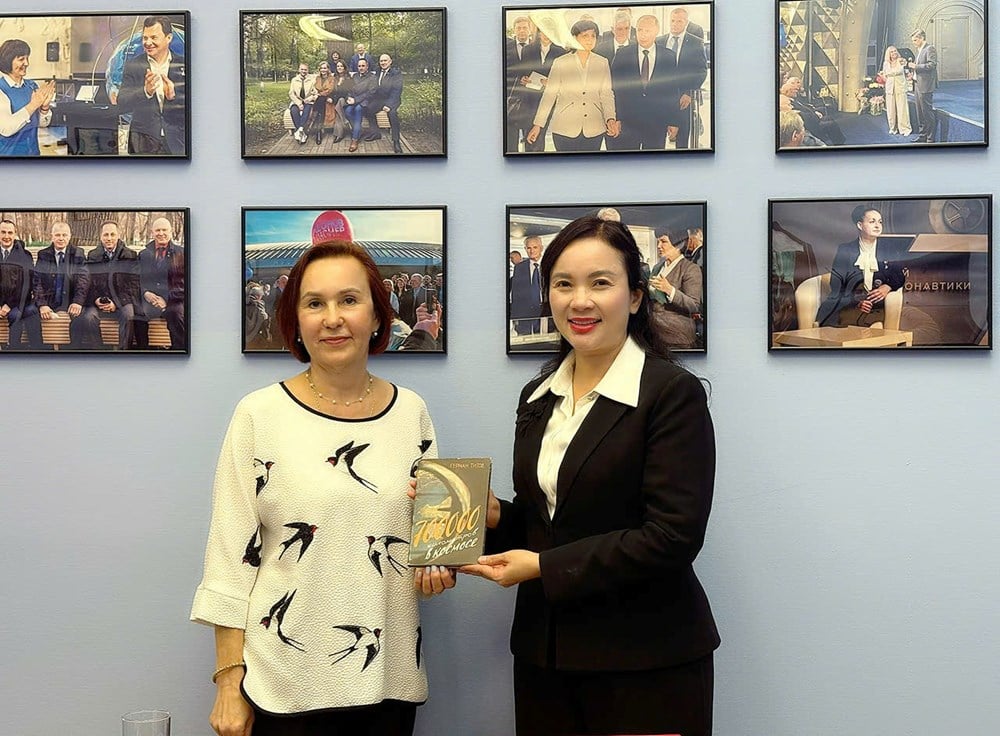 ការតាំងពិព័រណ៍ឯកសារបណ្ណសារ និងរូបភាពនៃសកម្មភាពរបស់ប្រធានហូជីមិញនៅសហព័ន្ធរុស្ស៊ី - រូបថតទី៤