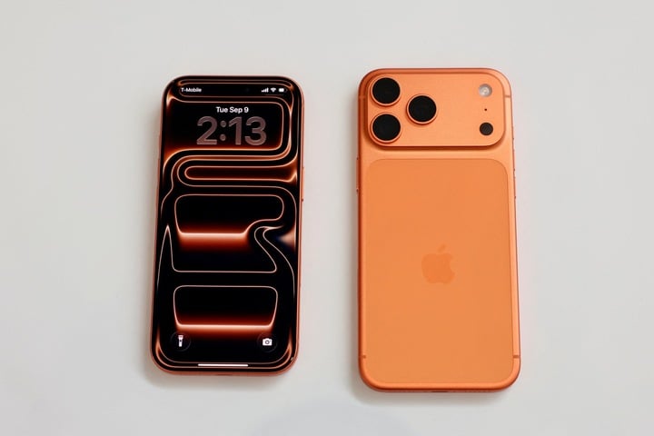 ពណ៌ Cosmic Orange បានបង្ហាញខ្លួនជាលើកដំបូងនៅលើ iPhone 17 Pro ។ (រូបថត៖ Reuters)