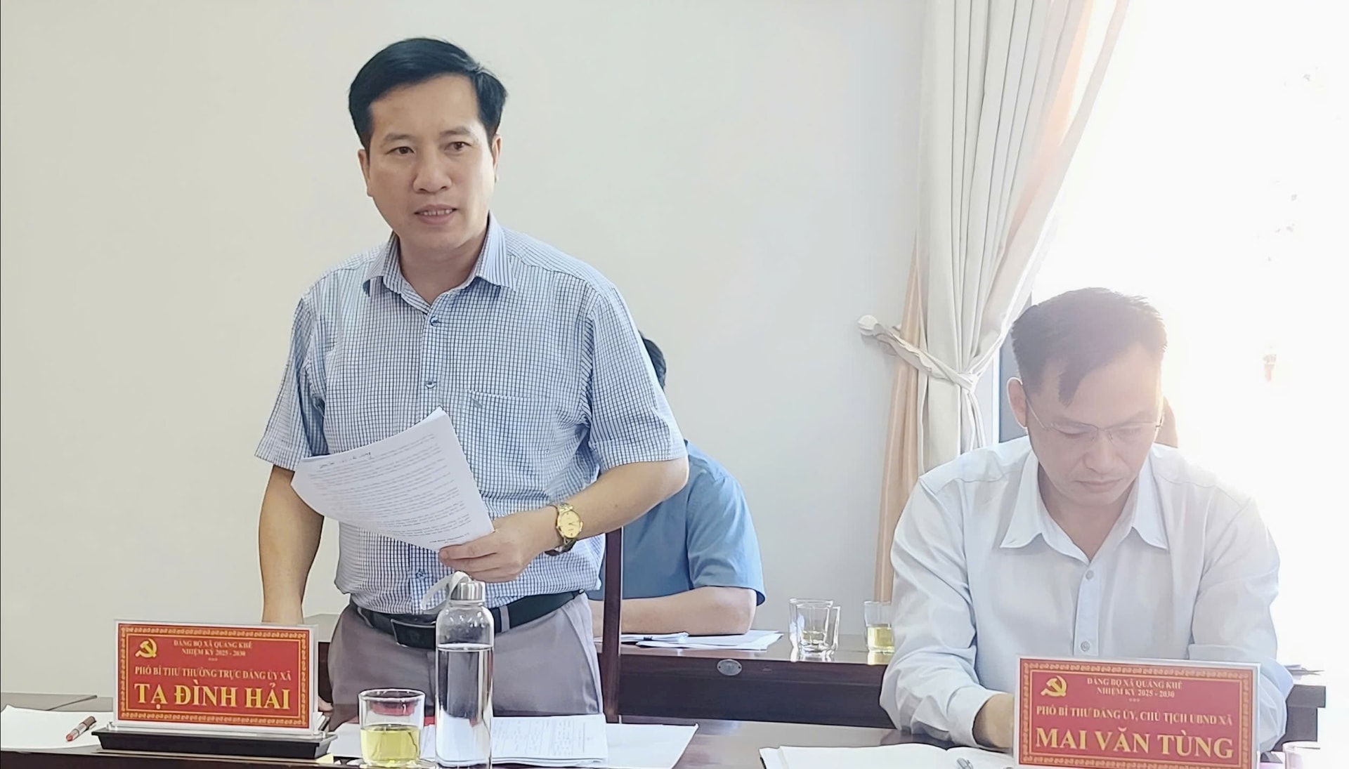 អនុប្រធានអចិន្ត្រៃយ៍គណៈកម្មាធិការបក្សឃុំ Quang Khe លោក Ta Dinh Hai បានផ្លាស់ប្តូរព័ត៌មានមួយចំនួននៅសម័យប្រជុំ។