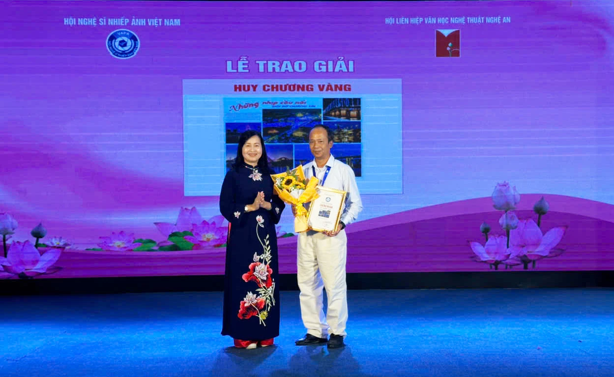 វិចិត្រករ Le Duc Thanh បានឈ្នះមេដាយមាសយ៉ាងអស្ចារ្យជាមួយនឹងកម្រងរូបថត 