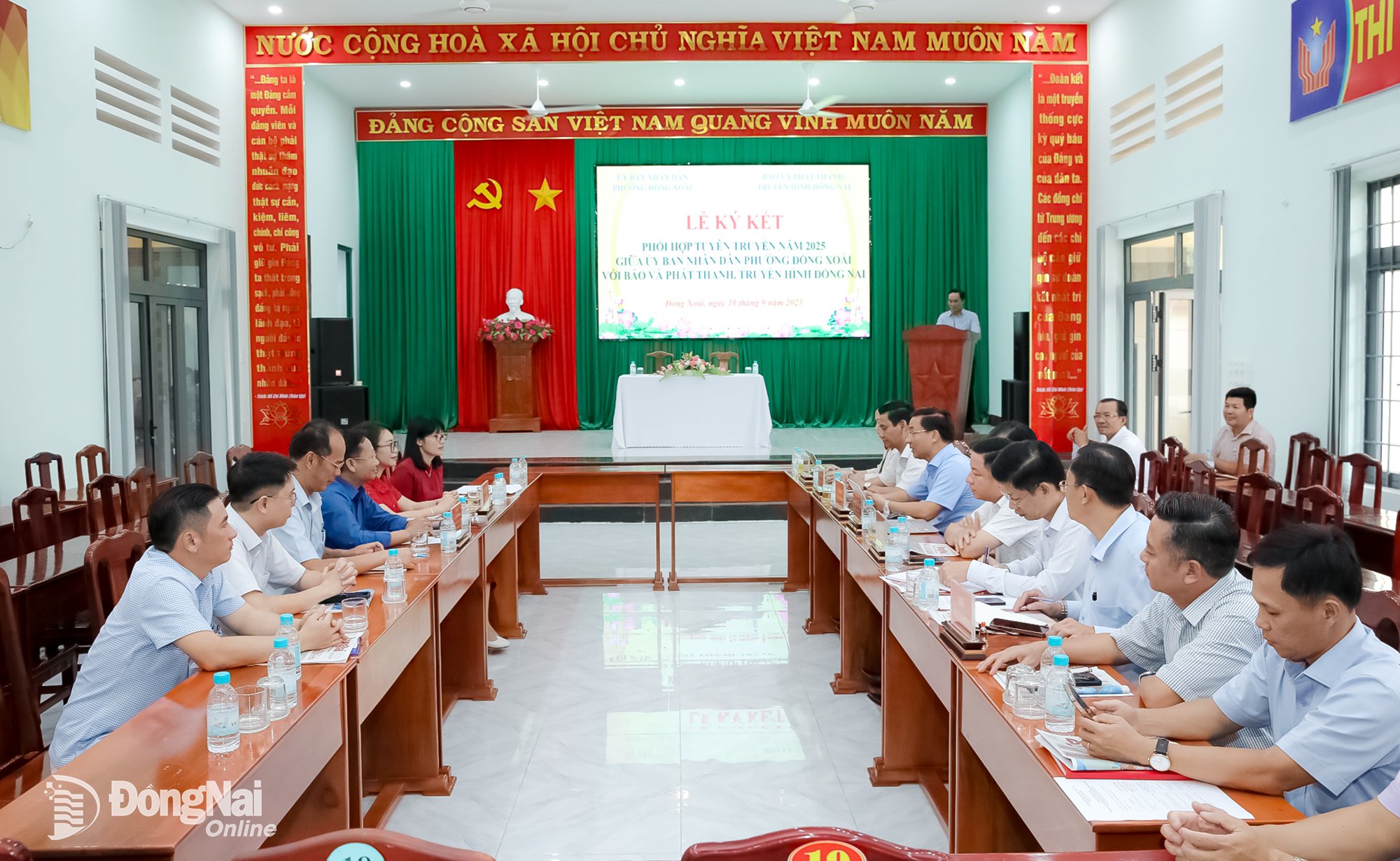 ຜູ້​ແທນ​ທັງ​ສອງ​ຝ່າຍ​ໄດ້​ເຂົ້າ​ຮ່ວມ​ພິທີ​ລົງ​ນາມ. ພາບ: ເຈືອງຮ່ຽນ 