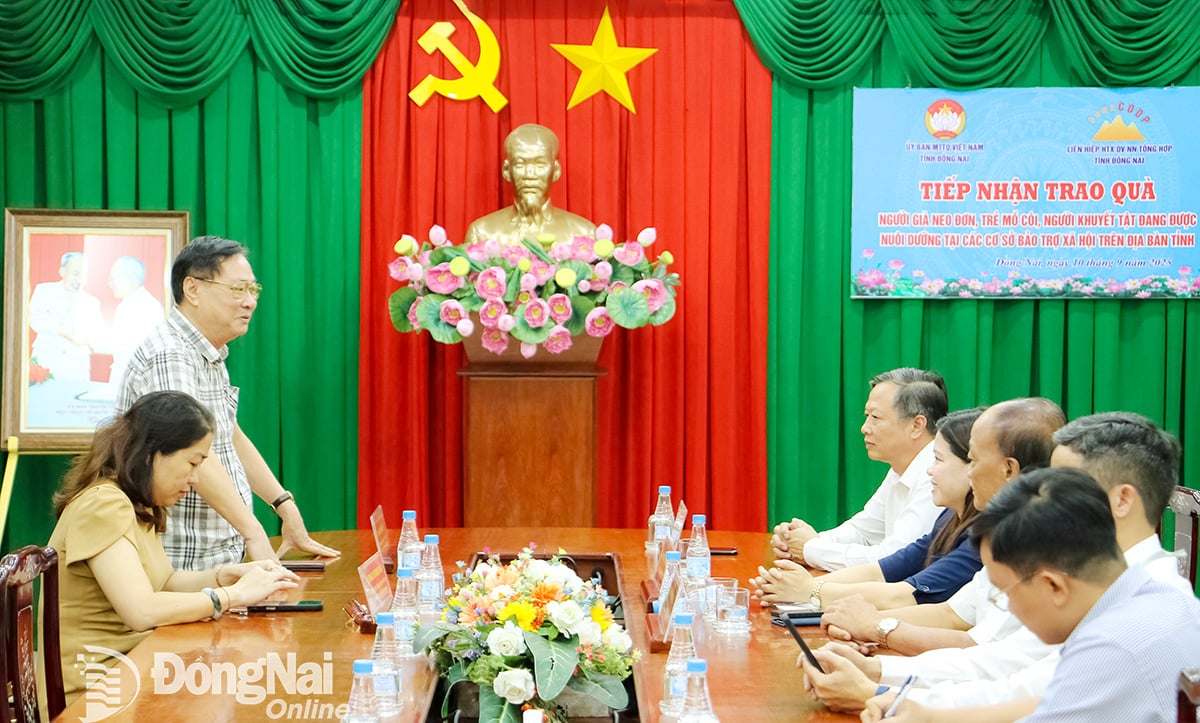 លោក Nguyen Huu Son ប្រធានក្រុមប្រឹក្សាត្រួតពិនិត្យនៃសហករណ៍សេវាកសិកម្មទូទៅ Dong Nai បានមានប្រសាសន៍នៅក្នុងកម្មវិធី។ រូបថត៖ Van Truyen