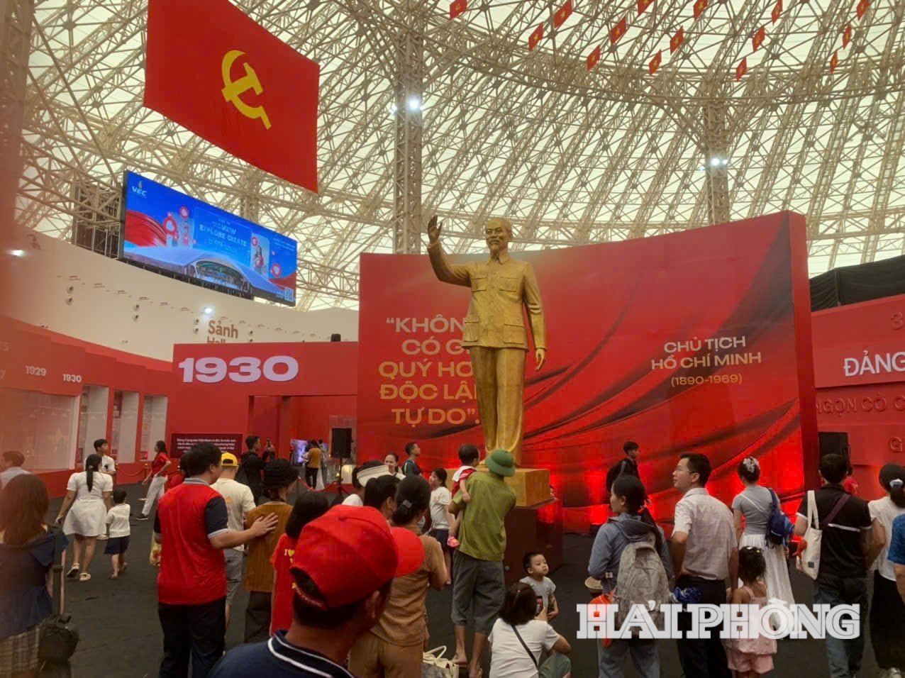 The space of 95 years of the Party flag lighting the way of Nhan Dan Newspaper recreates the image of Uncle Ho and is bright red in the historic autumn days.