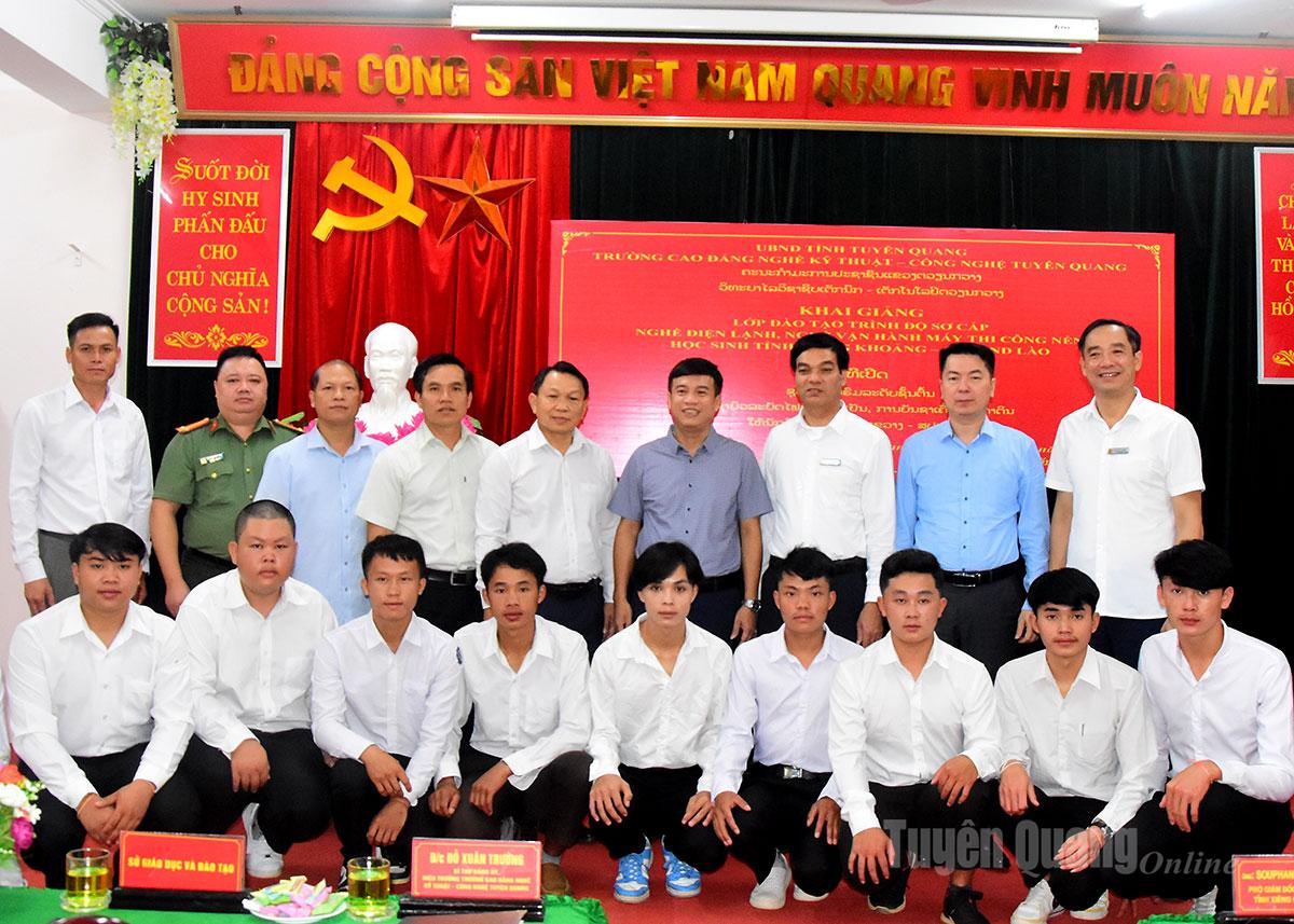 គណៈប្រតិភូ និងនិស្សិតឡាវក្នុងពិធីបើក។