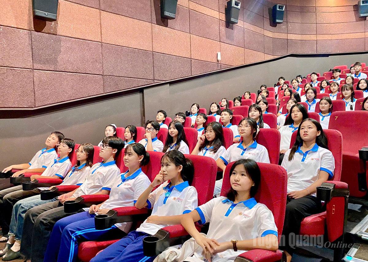 សិស្សានុសិស្សនៃវិទ្យាល័យក្រុមប្រឹក្សាខេត្ត ទស្សនារឿង ភ្លៀងក្រហម។