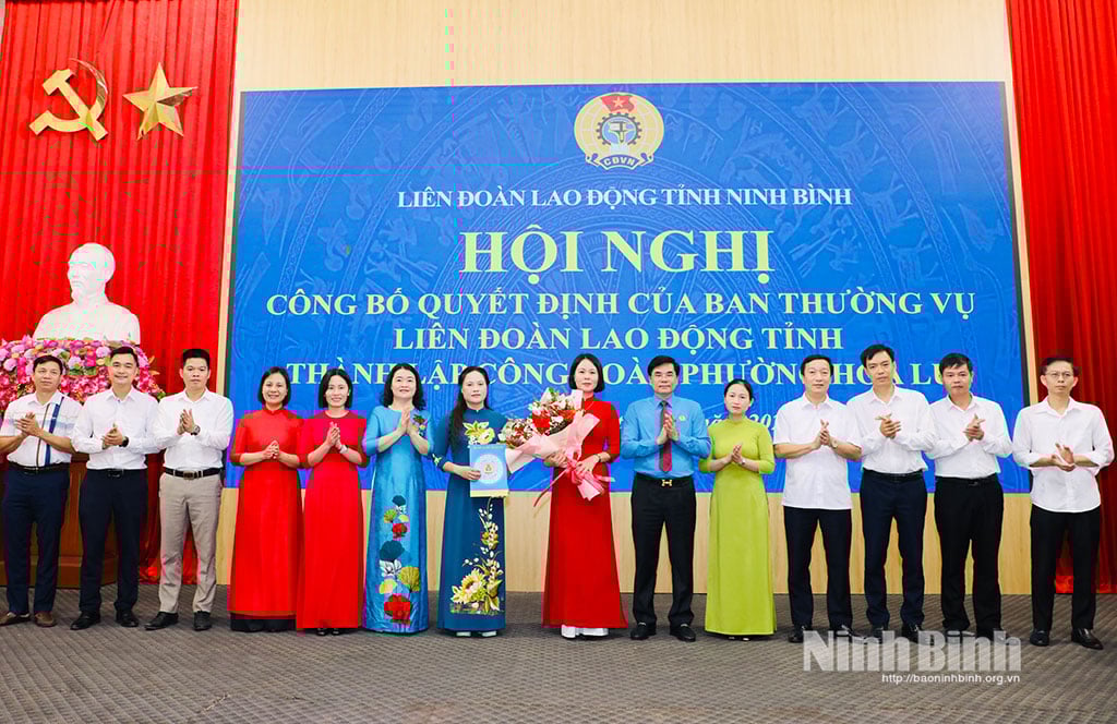 ថ្នាក់​ដឹក​នាំ​សហព័ន្ធ​ការងារ​ខេត្ត​បាន​ធ្វើ​បទ​បង្ហាញ​សេចក្តី​សម្រេច​និង​ផ្កា​ជូន​គណៈ​កម្មាធិការ​ប្រតិបត្តិ​នៃ​សហជីព​កម្មករ​សង្កាត់ Hoa Lu។