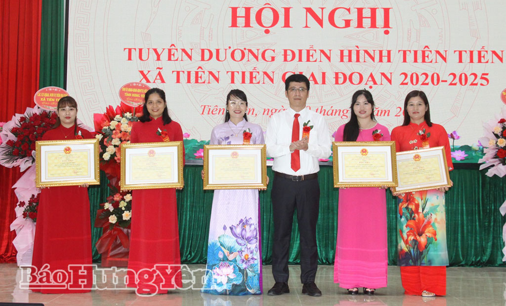 សមូហភាព និងបុគ្គលត្រូវបានប្រគល់ប័ណ្ណសរសើរដោយប្រធានគណៈកម្មាធិការប្រជាជនខេត្ត។