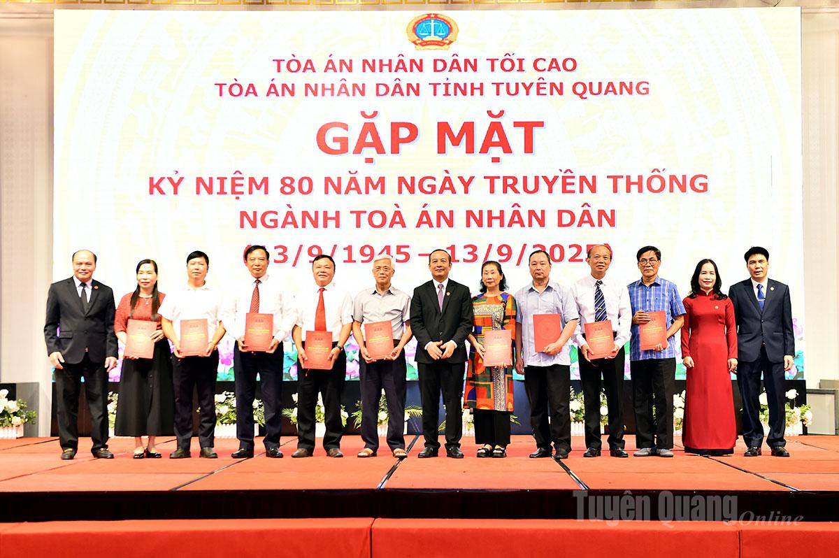 សមមិត្ត Nguyen Minh Hung ប្រធានចៅក្រមនៃតុលាការប្រជាជនខេត្ត បានធ្វើបទបង្ហាញជូនចំពោះអតីតថ្នាក់ដឹកនាំតុលាការប្រជាជនខេត្តតាមសម័យកាល។