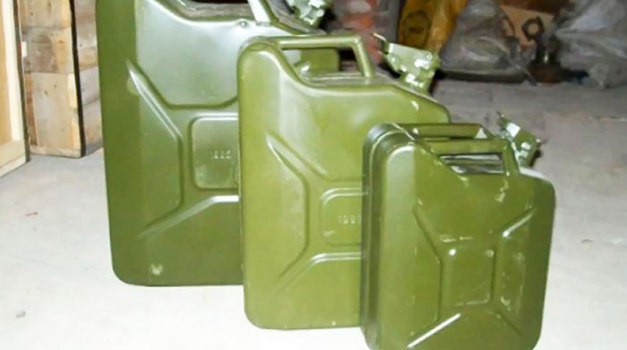 ធុងឥន្ធនៈ Jerrycan នៅតែជាស្ដង់ដារសម្រាប់ការរក្សាទុកប្រេងឥន្ធនៈពីសមរភូមិរហូតដល់ជីវិតប្រចាំថ្ងៃ។ (ប្រភព៖ Finenews)