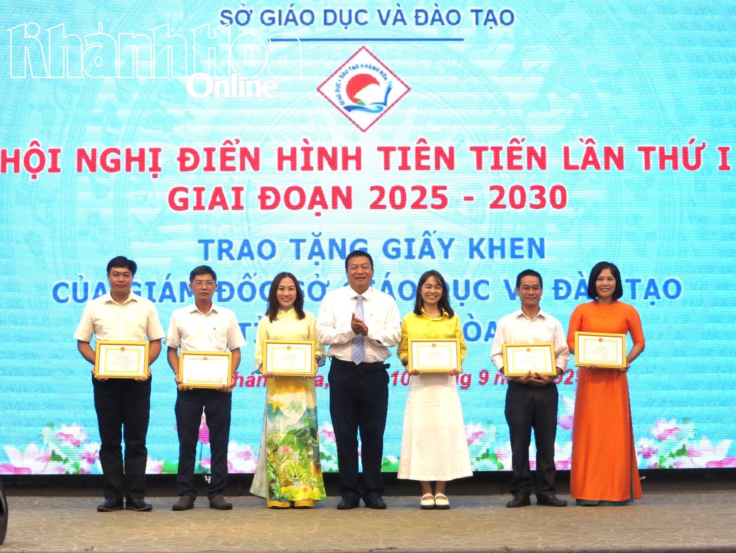 សមមិត្ត Vo Hoan Hai ប្រគល់ប័ណ្ណសរសើរដល់បុគ្គល។