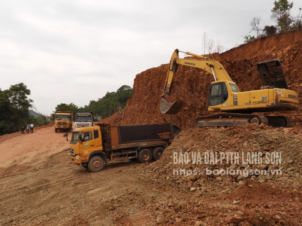Nhà thầu tổ chức san ủi mặt bằng công trình khu tái định cư tại xã Văn Lãng
