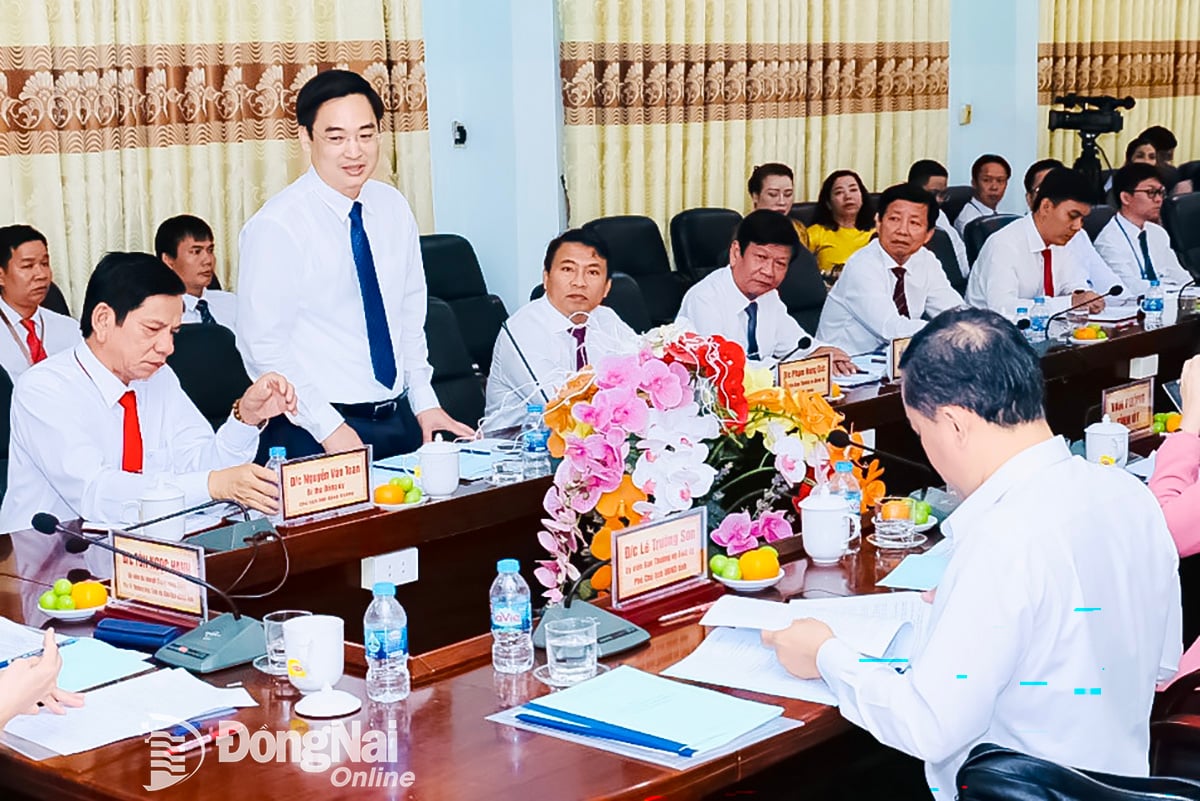 TS. Đặng Anh Tuấn, Phó Hiệu trưởng, phụ trách Trường đại học Đồng Nai báo cáo tại buổi làm việc. Ảnh: Công Nghĩa

