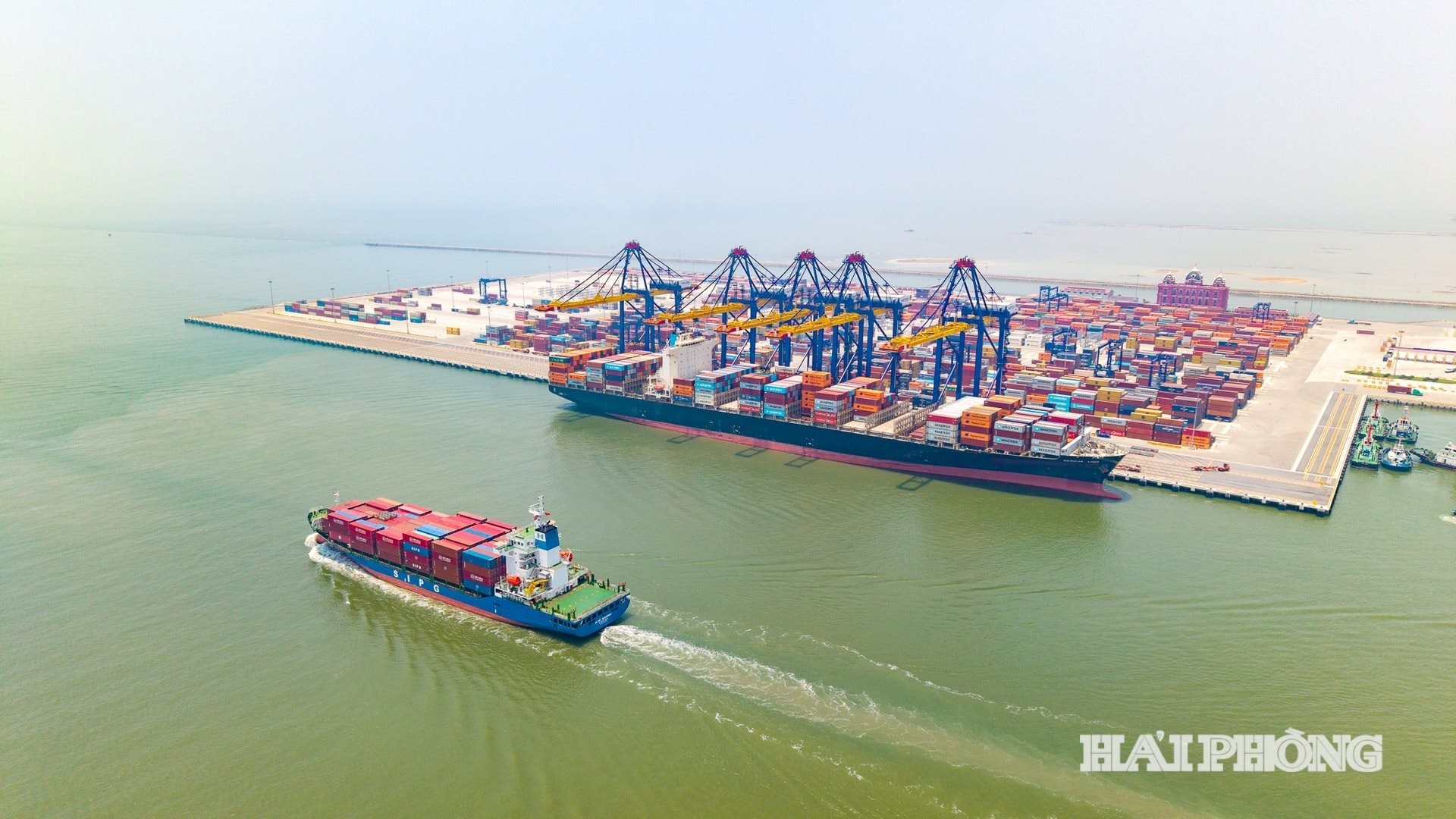 Cảng khu vực Lạch Huyện là một công trình hạ tầng trọng điểm, đưa hàng triệu tấn hàng hóa kết nối ra thế giới, góp phần đưa Hải Phòng trở thành trung tâm logistics quốc tế của khu vực. Ảnh: LÊ DŨNG