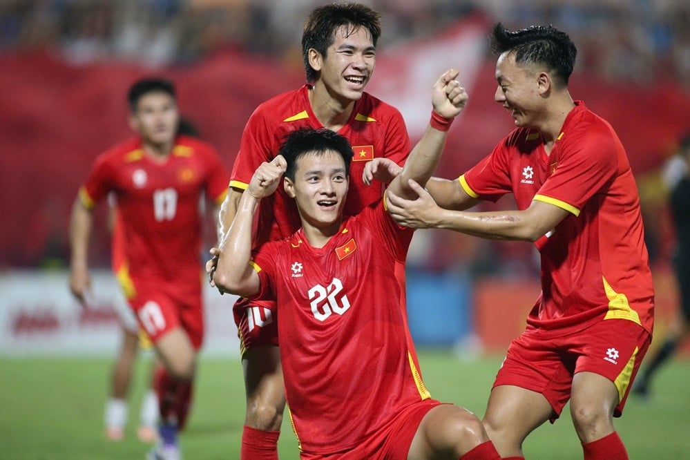FIFA ធ្វើឱ្យអ្នកគាំទ្រវៀតណាមរំជួលចិត្តពេលប្រើ 'Red Rain' ដើម្បីអបអរសំបុត្រអាស៊ី
