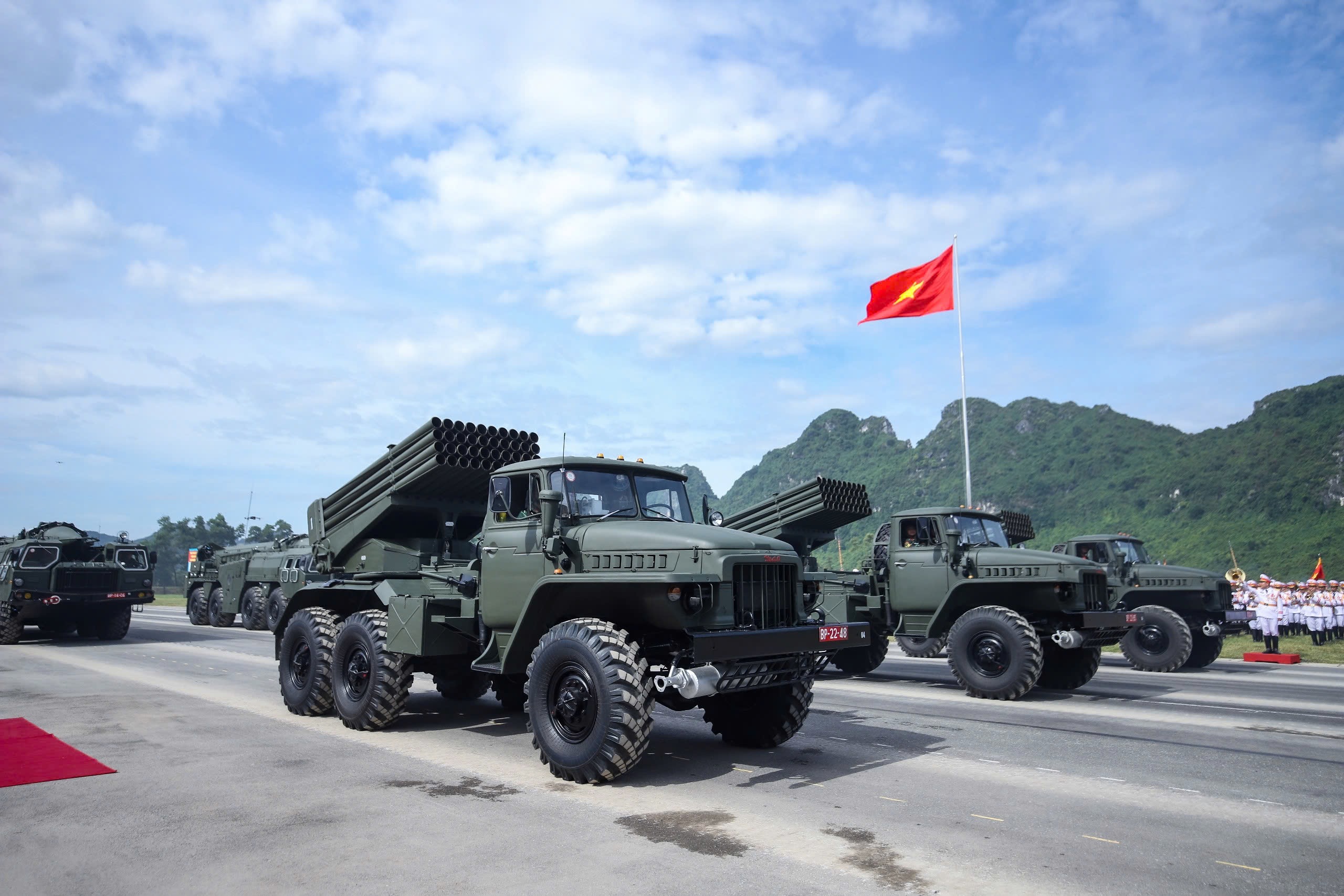 Hợp luyện diễu binh với xe tăng , tên lửa và UAV hiện đại tại Quảng trường Ba Đình - Ảnh 8.