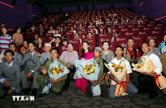 ttxvn-lanh-su-doan-tai-thanh-pho-ho-chi-minh-giao-luu-voi-doan-lam-phim-mua-do-10-2.jpg