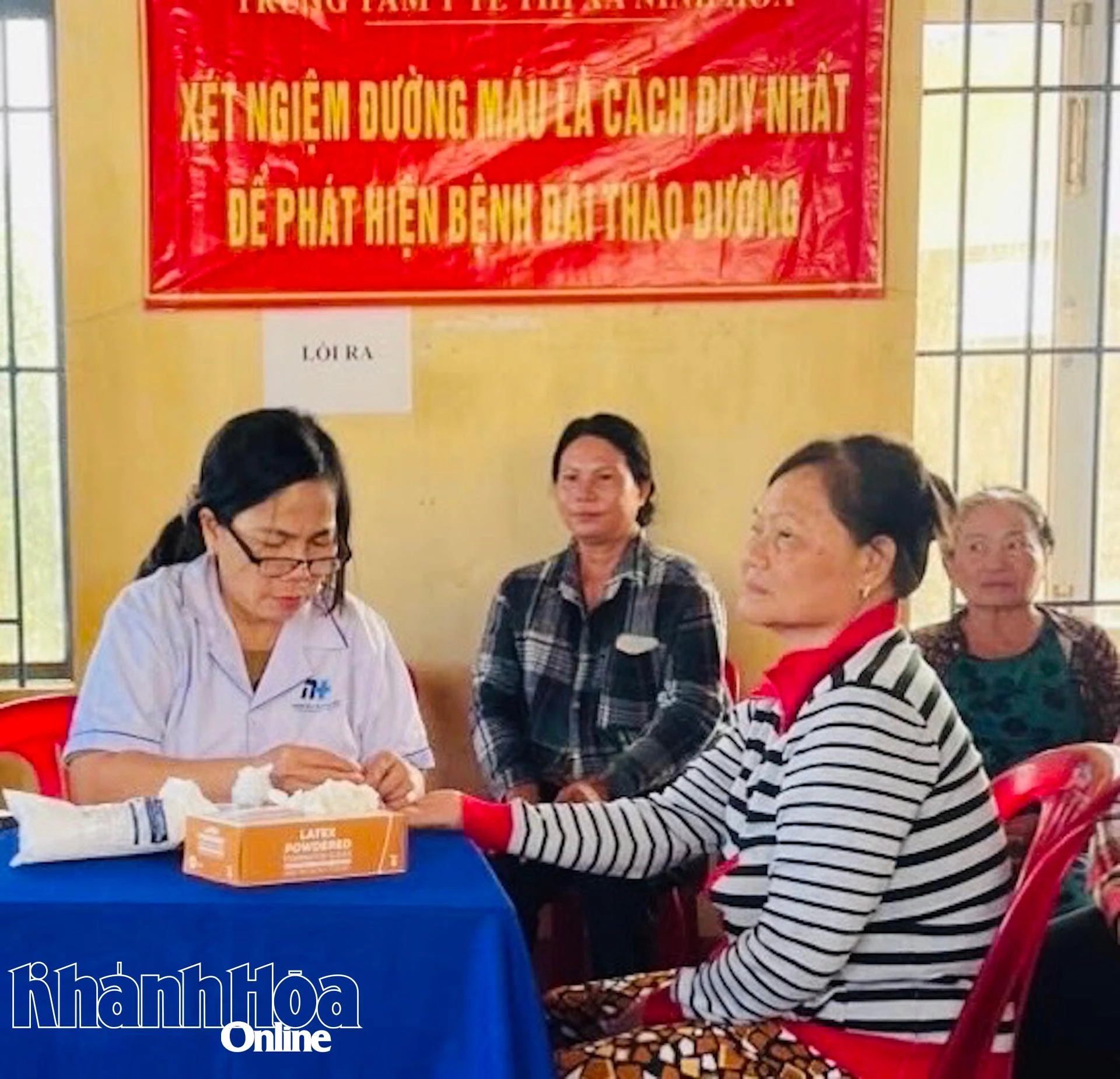 បុគ្គលិក​ពេទ្យ​ធ្វើ​តេស្ត​ឈាម​ដើម្បី​រក​ឃើញ​ជំងឺ​ទឹកនោម​ផ្អែម​លើ​ប្រជាជន​ក្នុង​ខេត្ត Khanh Hoa។