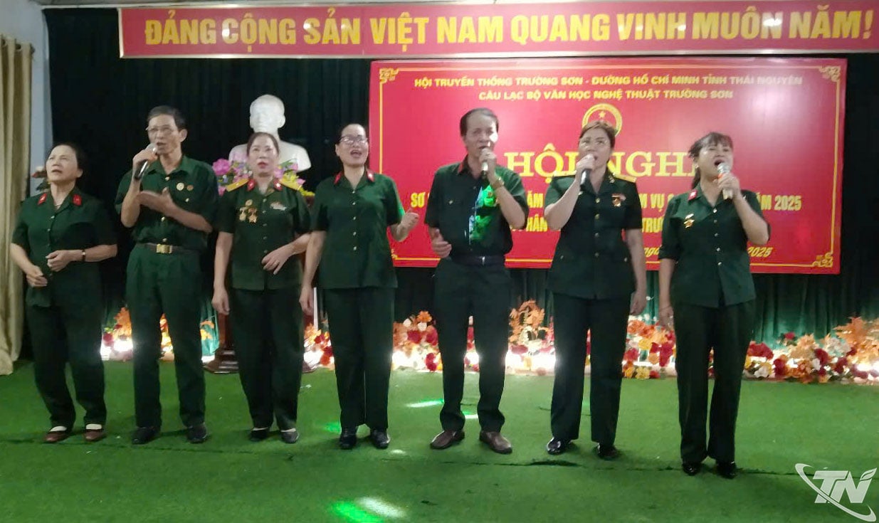 សមាជិកផ្លាស់ប្តូរសកម្មភាពវប្បធម៌។