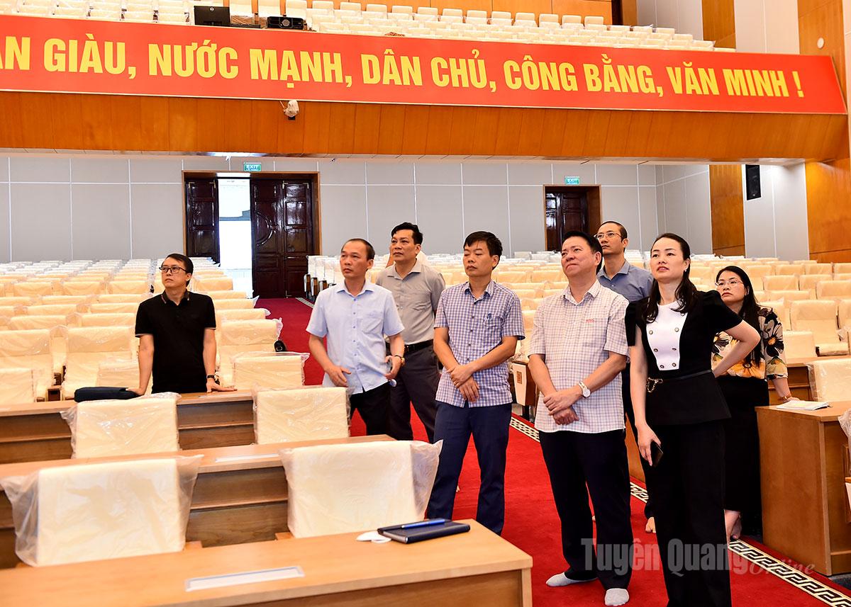 សមមិត្ត Tran Manh Loi ប្រធាននាយកដ្ឋានឃោសនា និងចលនាមហាជន នៃគណៈកម្មាធិការបក្សខេត្ត និងគណៈប្រតិភូ នៃអនុគណៈកម្មាធិការ បានចុះត្រួតពិនិត្យផ្ទាំងផ្សព្វផ្សាយ និងពាក្យស្លោក នៅសាលសន្និសីទខេត្ត។