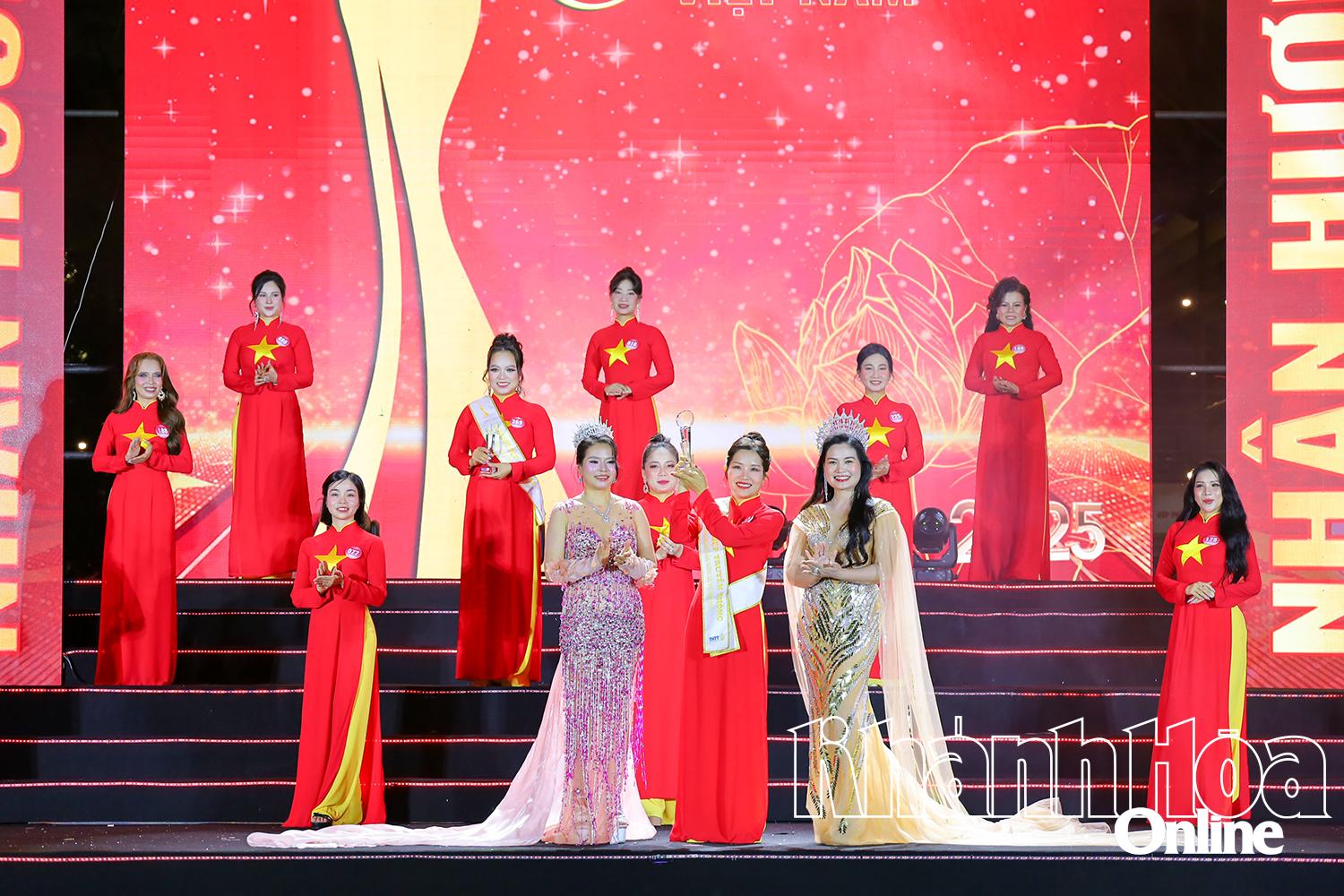 បេក្ខនារី Nguyen Thi Bich Thu (ខេត្ត Khanh Hoa) ទទួលបានពានរង្វាន់ Media Beauty ។