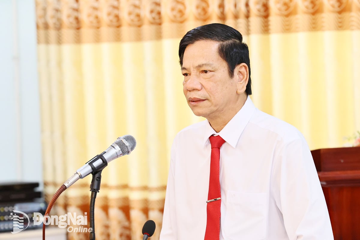 TS. Nguyễn Văn Toàn, Chủ tịch Hội đồng trường Trường đại học Đồng Nai báo cáo nhiều nội dung trọng tâm về phát triển nhà trường với đoàn công tác. Ảnh: Công Nghĩa
