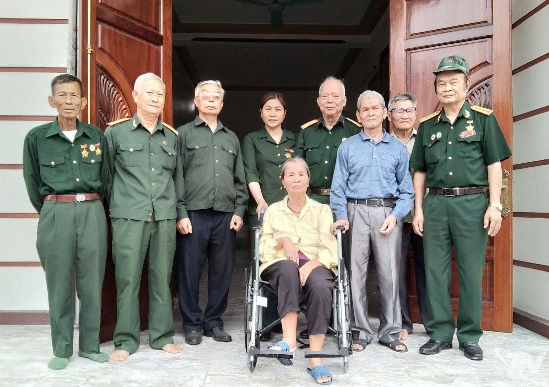 សមាគមប្រពៃណីផ្លូវលំ Truong Son - Ho Chi Minh ខេត្ត Thai Nguyen បានបរិច្ចាគរទេះរុញដល់សមមិត្ត។