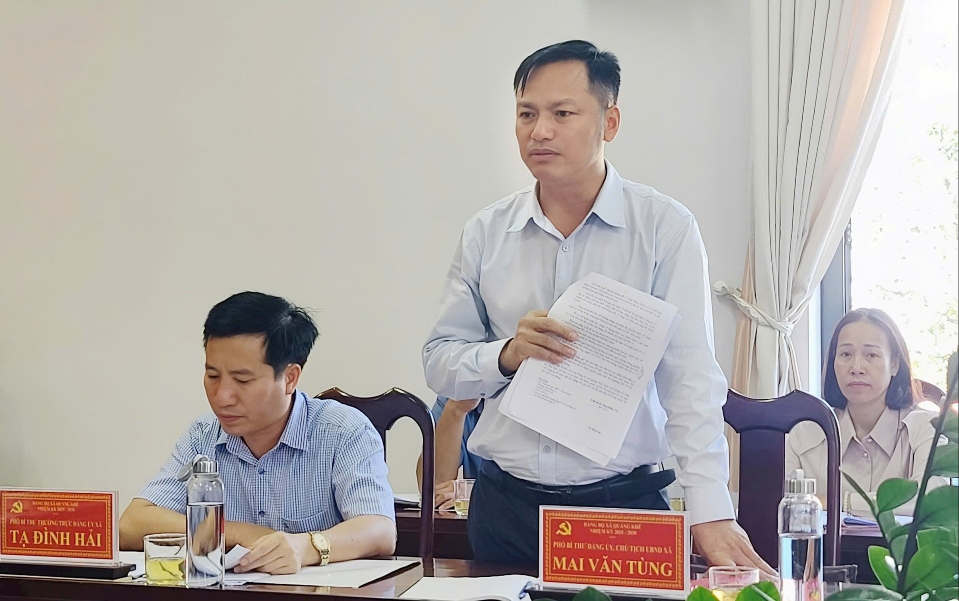 ប្រធានគណៈកម្មាធិការប្រជាជនឃុំ Quang Khe លោក Mai Van Tung ថ្លែងក្នុងកិច្ចប្រជុំ។