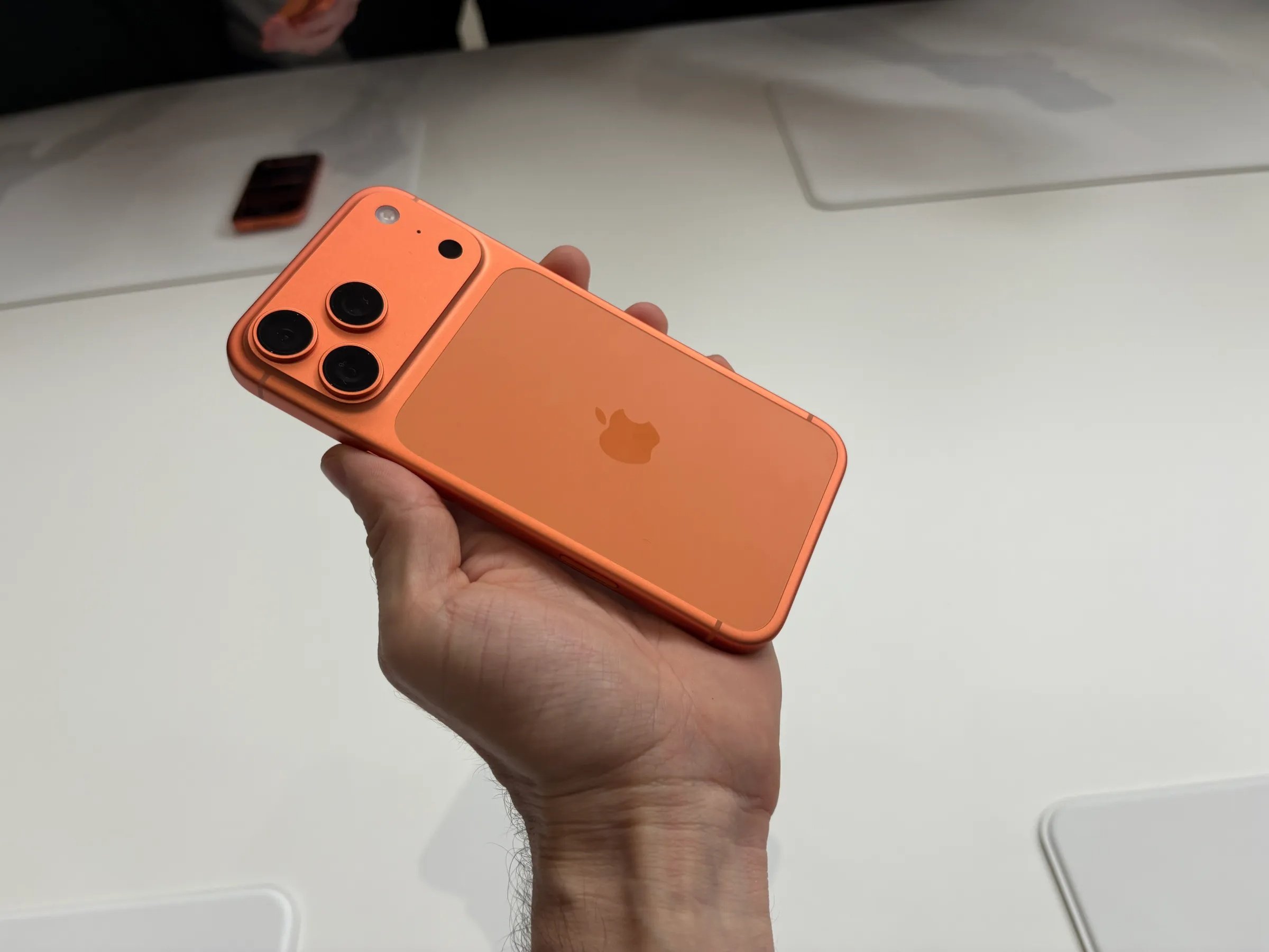 Bo doi iPhone 17 Pro anh 2