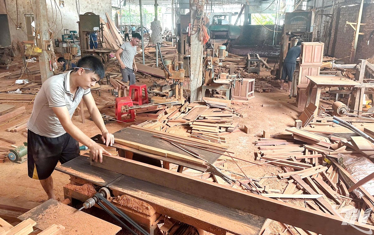 Làng nghề chễ biến gỗ Giã Trung, phường Vạn Xuân.
