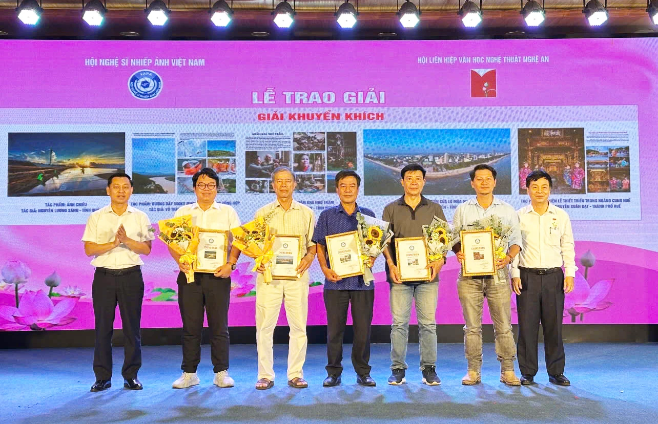 វិចិត្រករ Nguyen Luong Sang (ទីពីរ​ពី​ស្តាំ) បាន​ឈ្នះ​រង្វាន់​លួង​លោម​ជាមួយ​នឹង​ស្នាដៃ​របស់​គាត់ 