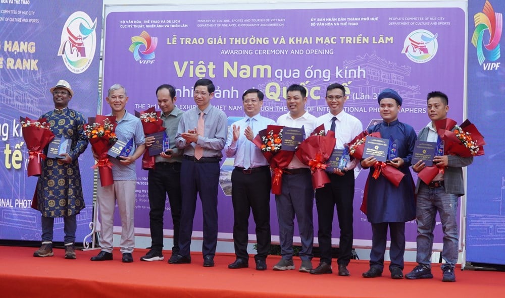 Award ceremony and opening of the exhibition 