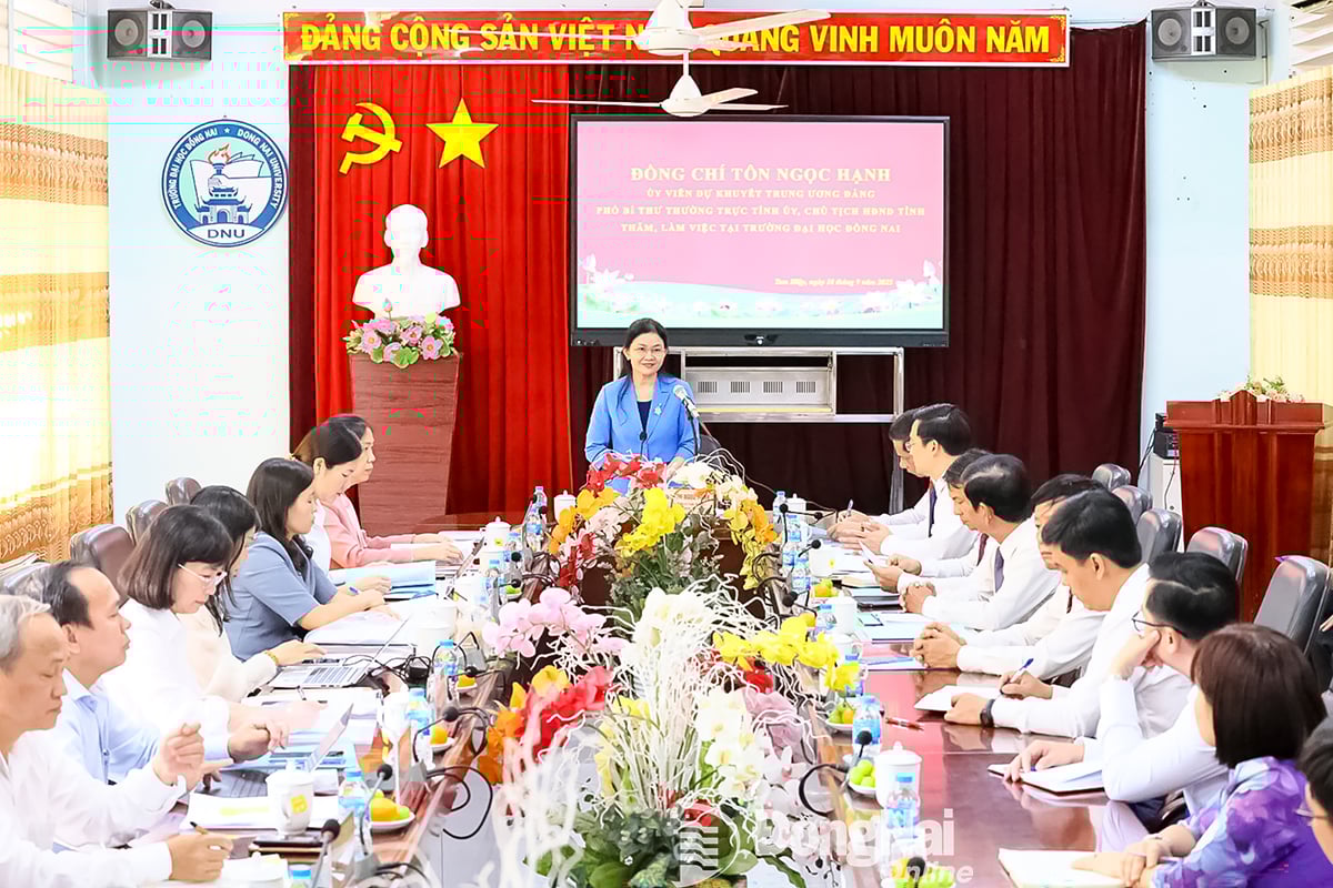 Ủy viên dự khuyết Trung ương Đảng, Phó Bí thư Thường trực Tỉnh ủy, Chủ tịch HĐND tỉnh Đồng Nai Tôn Ngọc Hạnh làm việc với Trường đại học Đồng Nai. Ảnh: Công Nghĩa
